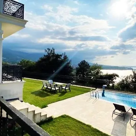 White House Villa *